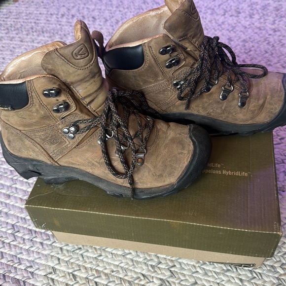 Keen Pyrenees hiking boots in Bison - Picture 6 of 12